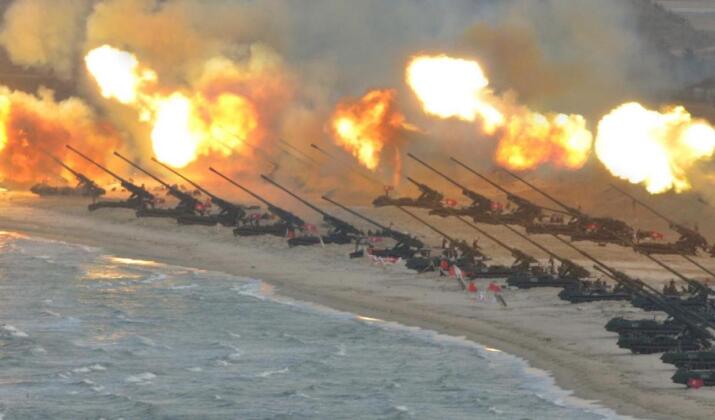 170-милиметрови гаубици на Корейската народна армия по време на учения