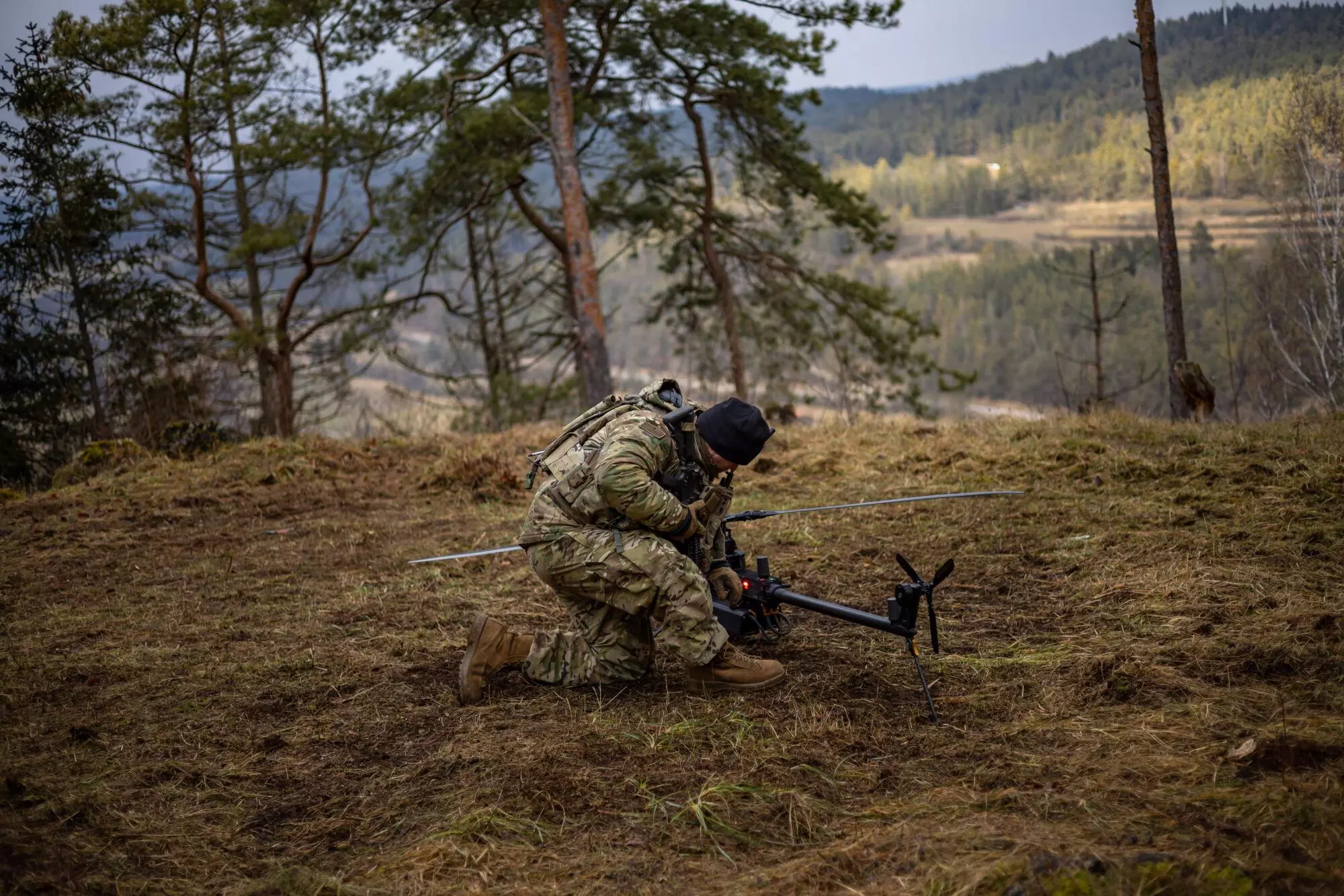 Войник управлява дрон/ МАРТИН ДИВИШЕК / EFE