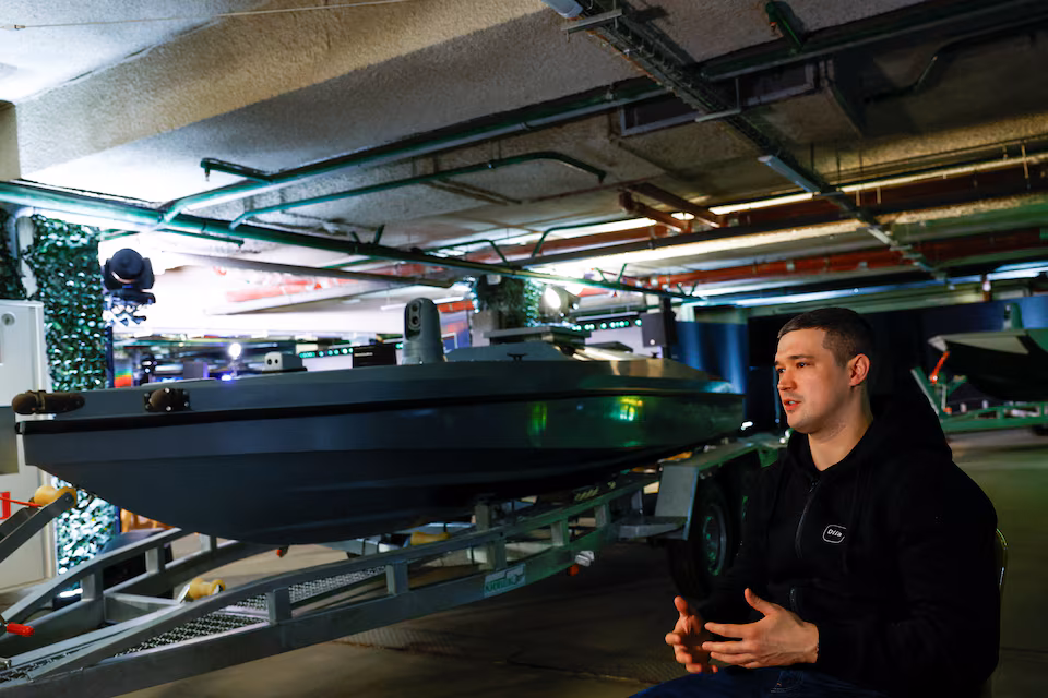 Михайло Фьодоров, заместник министър-председател на Украйна, поиска от Мъск да предостави услугата Starlink скоро след пълномащабното нахлуване на Русия. Той и други правителствени служители оттогава говорят за значението ѝ за отбраната на Украйна. REUTERS/Valentyn Ogirenko