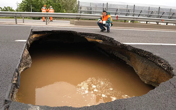 Огромна дупка в магистрала M1, причинена от наводняването на река Кухай Бакони близо до Дьор, на 124 км западно от Будапеща, Унгария, 19 май 2010 г. AP Photos/MTI,  Karoly Gyoeri