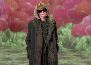 Анна Уинтур 37 години решава кой има добър вкус и кой има лош. Но тя вече не е главен редактор на американския Vogue, това ли е “краят на една ера”?