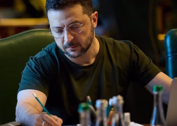 Трябва да скърбим, че САЩ са се уморили да финансират и въоръжават една от най-глупавите и безсмислени войни в човешката история. На снимката: Зеленски, президент на Украйна