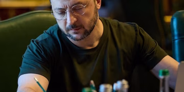 Трябва да скърбим, че САЩ са се уморили да финансират и въоръжават една от най-глупавите и безсмислени войни в човешката история. На снимката: Зеленски, президент на Украйна