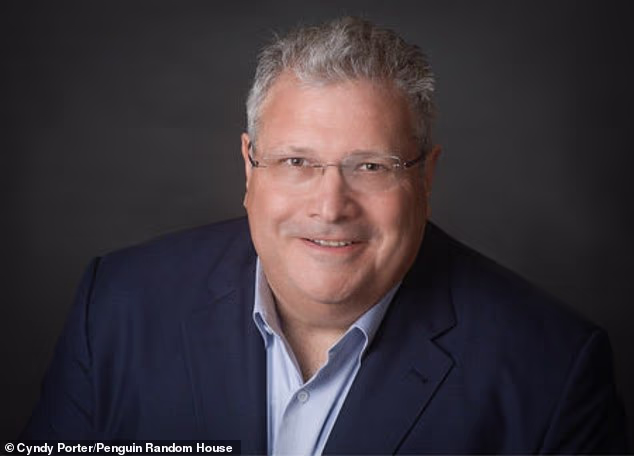 Известният американски антируски ястреб, Робърт Каган (на снимката), правилно заяви в елитното списание Foreign Affairs, че Русия е била провокирана към война. Той не каза, че това оправдава нахлуването, защото не го оправдава.