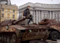 Момче седи на повреден руски танк в центъра на Киев, Украйна. Март 2025 г. Авторско право AP
