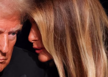 Едър план на Мелания, която шепне в ухото на Доналд Тръмп. Снимка: Брендън Макдермид/Ройтерс