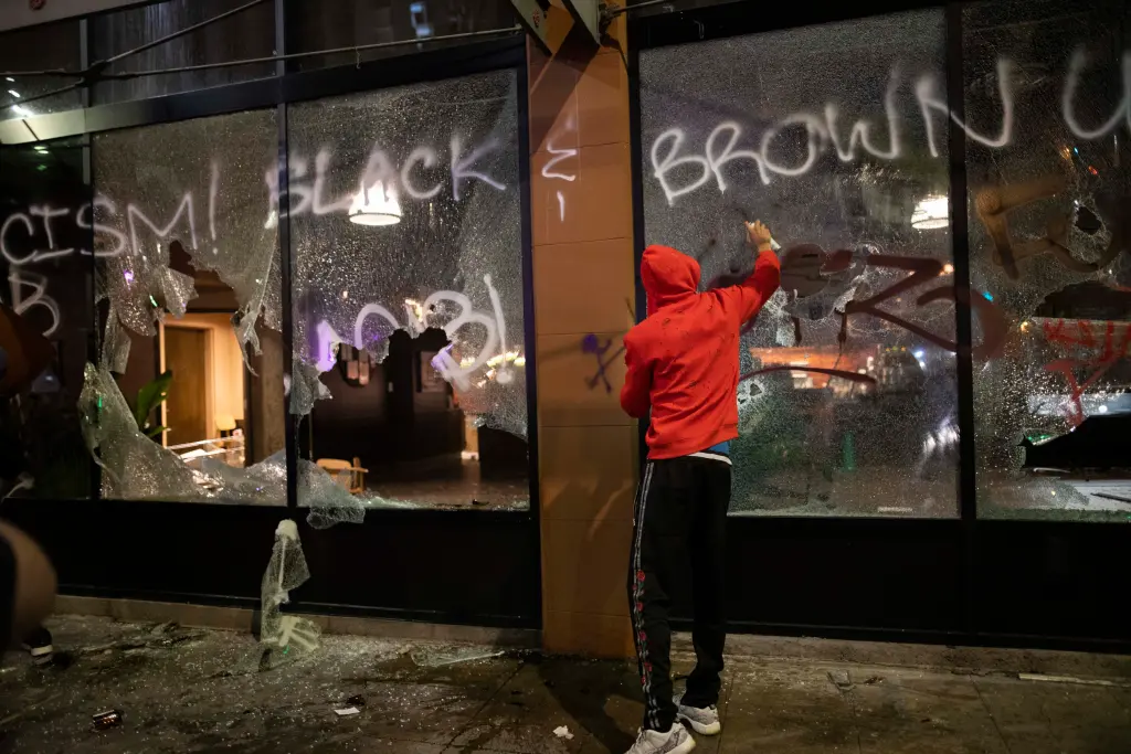 Протестиращи ограбват и вандализират Starbucks в центъра на Лос Анджелис по време на протестите Black Lives Matter на 29 май 2020 г. AP Photo/Christian Monterrosa
