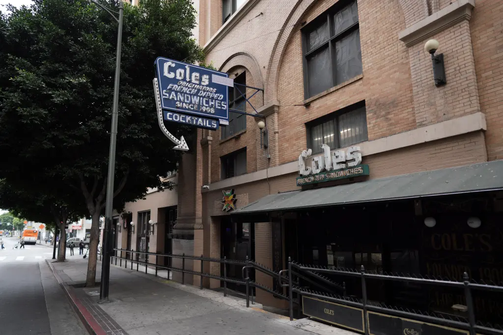 Cole's French Dip обяви затварянето си в DTLA. Руарид Конелан за NY Post