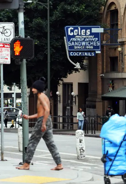 Бос бездомен мъж се разхожда пред Cole's French Dip. Руарид Конелан за NY Post