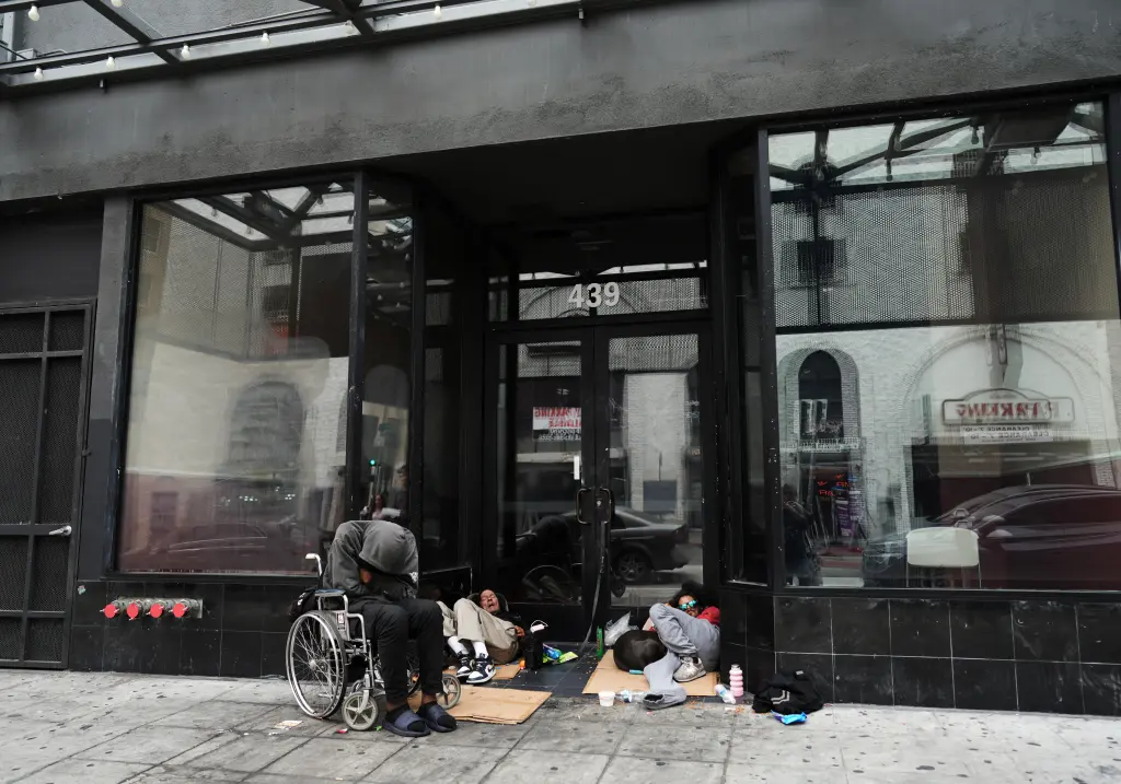 Бездомни хора спят на входа на затворена витрина в DTLA. Руарид Конелан за NY Post