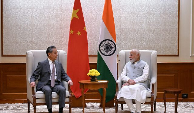 Китай изпрати външен министър в Индия, търсейки съюзник срещу „тормоза“ на Тръмп