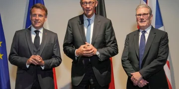 Еманюел Макрон, Фридрих Мерц и сър Киър Стармър позират на срещата на върха на НАТО в Хага, 24 юни 2025 г. Снимка: KIN CHEUNG/AFP