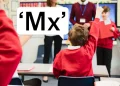 The Telegraph UK: Началното училище на сина ми иска той да нарича небинарен учител „Mx“