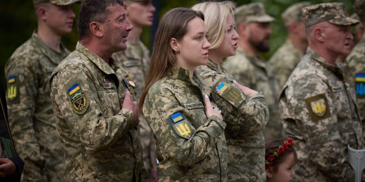 Все повече украинки се присъединяват към армията. Нарастваща група, която променя обществото