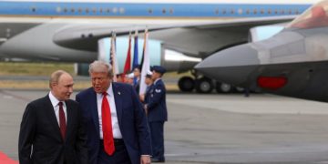 Скритите послания зад шоуто на Тръмп с Путин