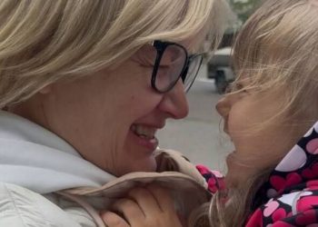 Лариса Ницой с внучката си. Снимка: Facebook