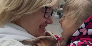 Лариса Ницой с внучката си. Снимка: Facebook