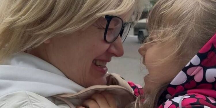 Лариса Ницой с внучката си. Снимка: Facebook