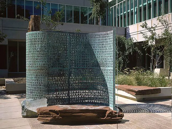 Скулптурата "Криптос" в централата на ЦРУ в Лангли, Вирджиния Джим Санборн