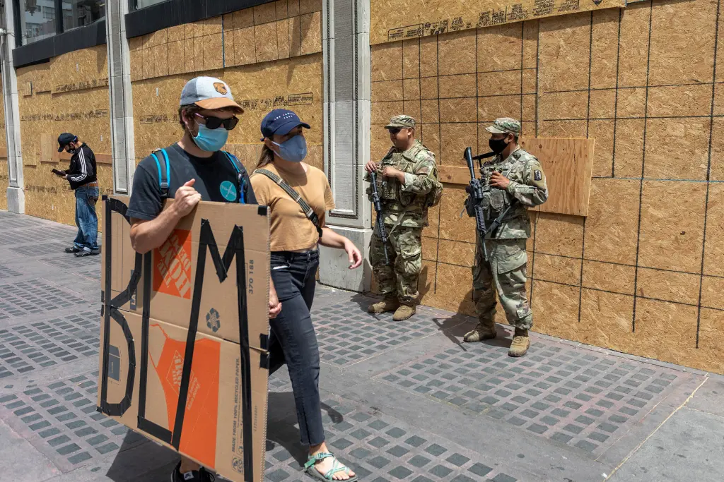 Войници на Националната гвардия защитават затворен бизнес в Лос Анджелис на 6 юни 2020 г. Снимка от David McNew/Getty Images