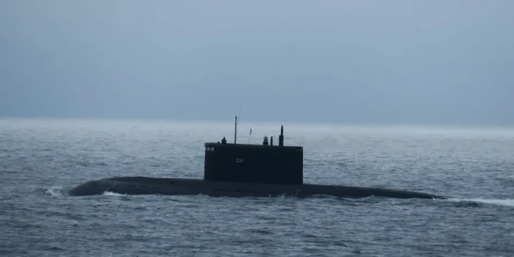 Съобщава се, че руска подводница е заплашила американски самолетоносач. На снимката е руската подводница клас Kilo Краснодар. Източник: PA