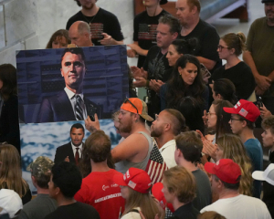 Куршуми над Капитолия. С какво вълната от политическо насилие в САЩ заплашва Украйна 