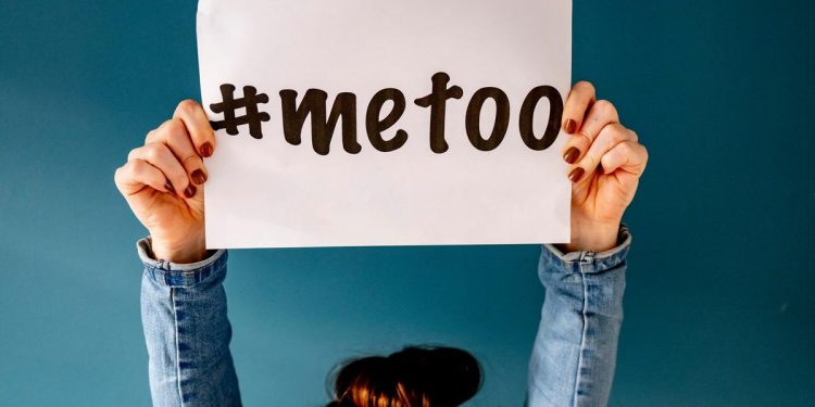 Трябва ли жените от САЩ и Великобритания да бъдат принуждавани да се преобличат пред мъже?