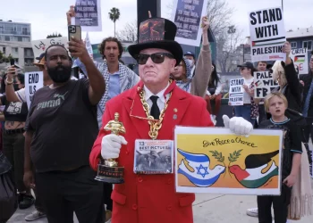 Пропалестинска демонстрация по време на церемонията по награждаването на Оскарите в Холивуд на 10 март 2024 г. Jennifer Lea Osborne / Anadolu / Getty Images