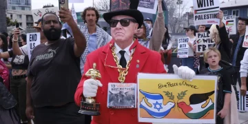 Пропалестинска демонстрация по време на церемонията по награждаването на Оскарите в Холивуд на 10 март 2024 г. Jennifer Lea Osborne / Anadolu / Getty Images