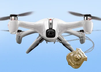 Илюстрация на дрон, носещ полицейска значка на верижка. Илюстрация: Линдзи Бейли/Axios