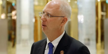 Ръководителят на руския суверенен фонд Кирил Дмитриев говори пред членове на делегацията и журналисти след преговорите между САЩ и Русия в Рияд, Саудитска Арабия, 18 февруари 2025 г. REUTERS/Максим Шеметов