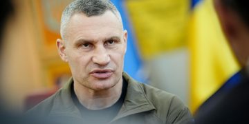 Украйна е изправена пред „огромни проблеми“ с намирането на войници, тъй като мъжете бягат в чужбина, казва кметът на Киев