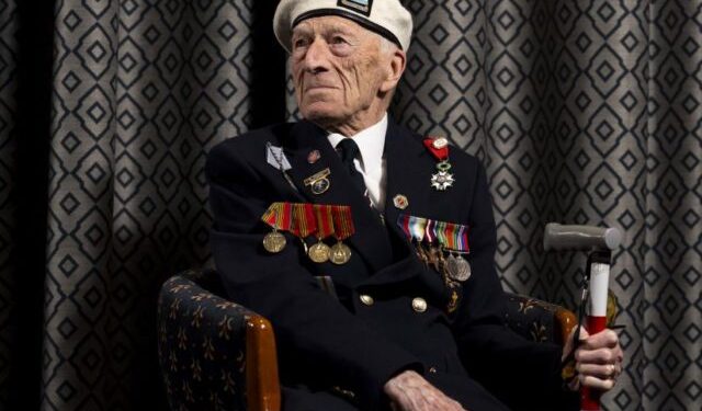 Ветеранът от Деня „Д“ Алек Пенстоун, 98-годишен, от остров Уайт, служил в Кралския флот на Getty Images Оливър Джей Джей Лейн, 7 ноември 2025 г.