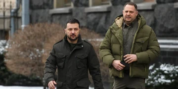 Владимир Зеленски с бившия си началник на кабинета Андрей Йермак, вдясно, смятан от мнозина за фактически вицепрезидент на Киев. Снимка: Максим Марусенко/NurPhoto