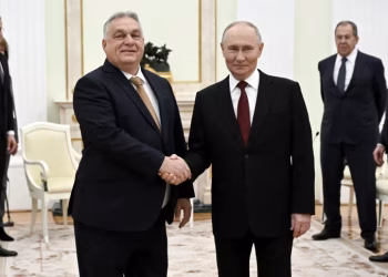 Унгарският премиер Виктор Орбан се ръкува с руския президент Владимир Путин в Кремъл в Москва на 28 ноември 2025 г. Унгарският премиер Виктор Орбан се ръкува с руския президент Владимир Путин в Кремъл в Москва на 28 ноември 2025 г. Александър Неменов/AFP/Getty Images