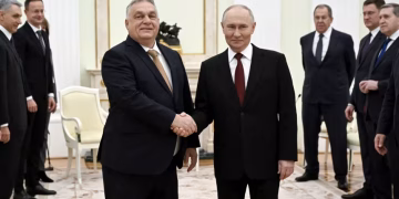 Унгарският премиер Виктор Орбан се ръкува с руския президент Владимир Путин в Кремъл в Москва на 28 ноември 2025 г. Унгарският премиер Виктор Орбан се ръкува с руския президент Владимир Путин в Кремъл в Москва на 28 ноември 2025 г. Александър Неменов/AFP/Getty Images