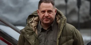 Бившият главен съветник на украинския президент Володимир Зеленски заяви пред The ​​Post, че се отправя към фронтовата линия - часове след като подаде оставката си след обиск в собствения му дом. REUTERS