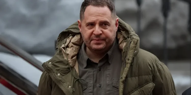 Бившият главен съветник на украинския президент Володимир Зеленски заяви пред The ​​Post, че се отправя към фронтовата линия - часове след като подаде оставката си след обиск в собствения му дом. REUTERS