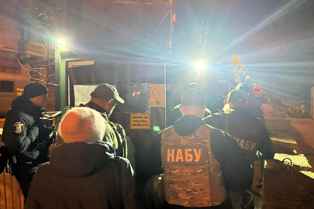 Служители на Националното бюро за борба с корупцията (НАБУ) преминават през контролно-пропускателен пункт в правителствения квартал в Киев на фона на руската инвазия в Украйна. Украинска правда/AFP чрез Getty Images