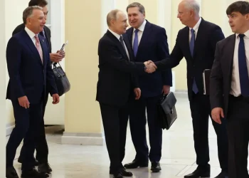 Владимир Путин и Кирил Дмитриев по време на среща със Стив Уиткоф (вляво) в Санкт Петербург, 11 април 2025 г. Вячеслав Прокофиев / РИА Новости / Спутник / AFP / Scanpix / LETA