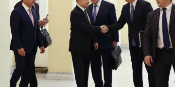 Владимир Путин и Кирил Дмитриев по време на среща със Стив Уиткоф (вляво) в Санкт Петербург, 11 април 2025 г. Вячеслав Прокофиев / РИА Новости / Спутник / AFP / Scanpix / LETA