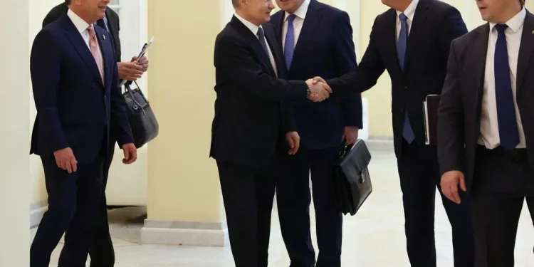 Владимир Путин и Кирил Дмитриев по време на среща със Стив Уиткоф (вляво) в Санкт Петербург, 11 април 2025 г. Вячеслав Прокофиев / РИА Новости / Спутник / AFP / Scanpix / LETA