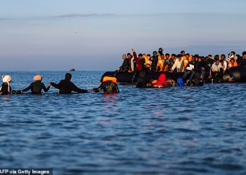 Близо 40 000 души са пристигнали с малки лодки тази година. На снимката: Мигранти, опитващи се да прекосят Ламанша по-рано тази година