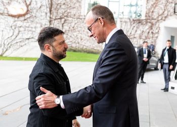 Зеленски се отказва от амбициите си за НАТО в началото на мирните преговори в Берлин