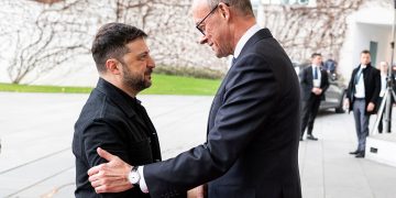 Зеленски се отказва от амбициите си за НАТО в началото на мирните преговори в Берлин