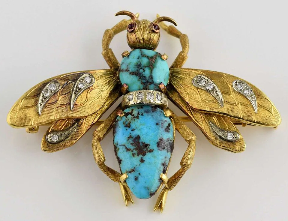 Златна и тюркоазена брошка на насекомо, която мис Мънипени носеше във филмите „В тайните служби на Нейно Величество“ и „Октопуси“