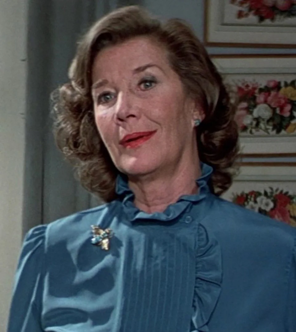 Мис Мънипени, изиграна тук от Лоис Максуел, беше известна със своите запомнящи се брошки