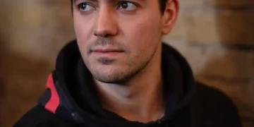 „Той е неспособен да се обгради със силни хора“