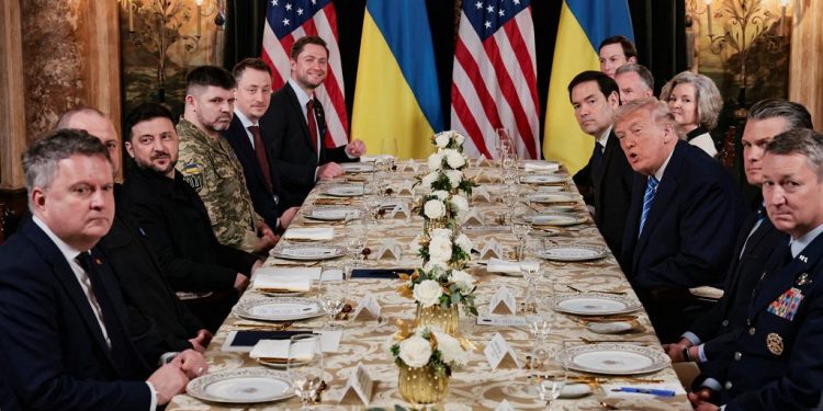 САЩ. Украинският президент Володимир Зеленски и президентът на САЩ Доналд Тръмп във Флорида. 28 декември 2025 г. Снимка: REUTERS/Jonathan Ernst