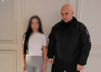 Украинската полицията повдигна обвинения на три млади жени, пяли „Обичам те, Москва“ в Киев.